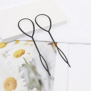 Kit d'outils de coiffure flexibles noirs pour la création de coiffures sur fond blanc