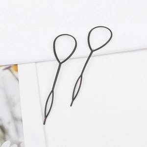Vue détaillée des outils à boucles de cheveux noirs pour diverses coiffures et tresses