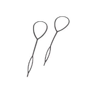 Kit d'outils de coiffure en plastique noir avec deux tailles de tresses sur fond blanc