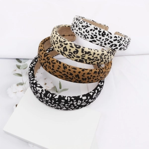 Dettaglio di quattro cerchietti con stampa leopardata in velluto con design imbottito