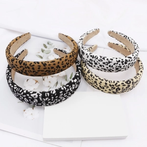 Set di quattro eleganti cerchietti con stampa leopardata nei toni marrone e beige
