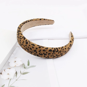 Dettaglio del cerchietto con stampa leopardata, fodera morbida e trama del tessuto