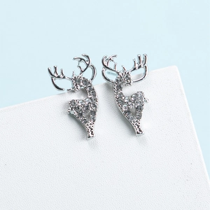 Eleganti orecchini a lobo a forma di cervo in argento S925 con zirconi su sfondo azzurro