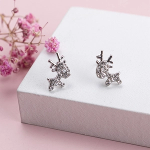 Orecchini a perno a forma di cervo in argento con cristalli su sfondo rosa
