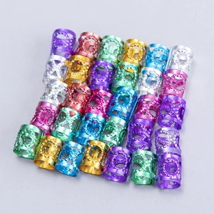 Détail macro d'anneaux de cheveux en aluminium coloré avec motifs gravés évidés