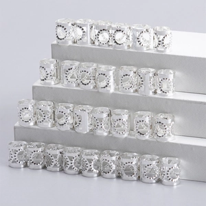 Bagues de tresse évidées en argent avec motifs gravés sur un support de présentation