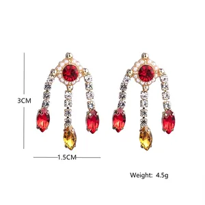 Orecchini barocchi dorati con gemme rosse e perle bianche su perni in argento 925