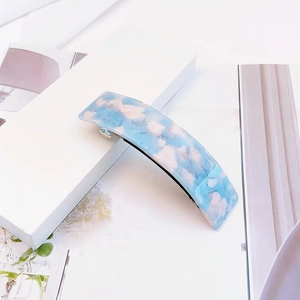 Détail de la pince à cheveux élégante en acétate bleu ciel et blanc avec fermoir en métal