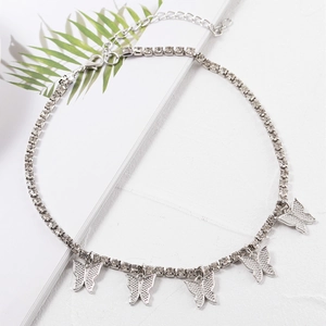 Bracelet de cheville élégant en strass argenté avec cinq breloques papillon et décor de feuilles