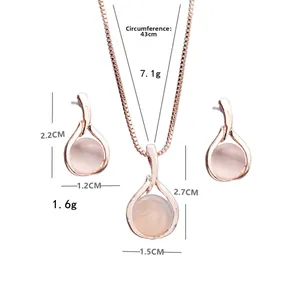 Detailweergave van opalen sieradenset met afmetingen van roségouden ketting en oorbellen
