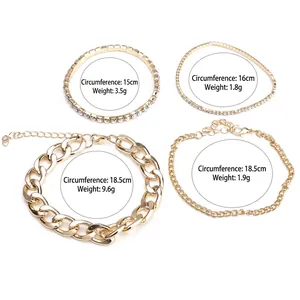 Vierteiliges goldenes Armband-Set mit Strasssteinen und schlichten Gliederketten aus Metall