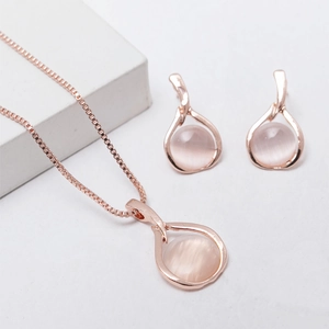 Elegante roségouden sieradenset met ketting en oorbellen van roze kattenoogsteen
