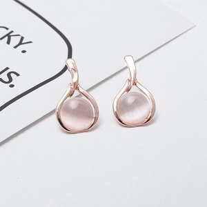 Elegante roségouden oorbellen met kattenoog opaal en luxe druppelvormig ontwerp