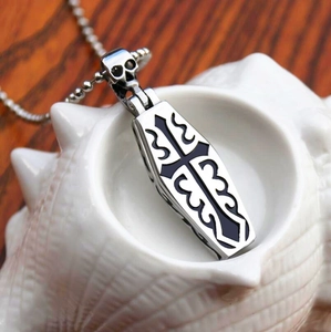 Collar gótico con colgante de ataúd y cruz con calavera en cadena de bolas de acero inoxidable