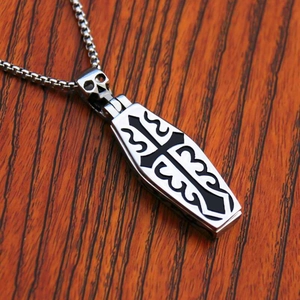 Collar con colgante de ataúd gótico con calavera y cruz sobre madera oscura