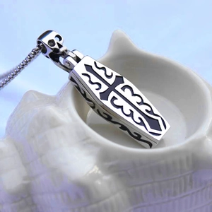 Detalle del collar con colgante de ataúd gótico con calavera y patrones de cruz
