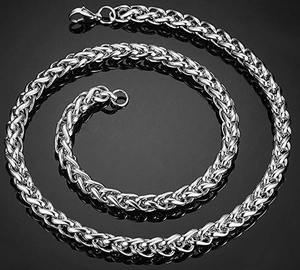 Collier pour hommes en acier inoxydable argenté sur un fond noir élégant