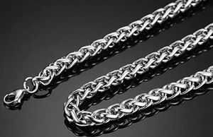 Détail d'une chaîne épi en acier inoxydable poli avec un fermoir mousqueton solide