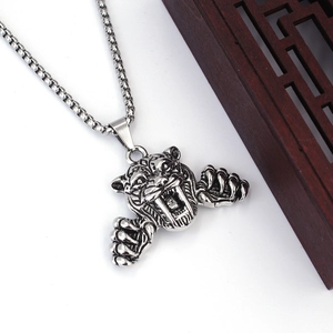 Détail du collier pendentif tête de tigre argenté vintage avec chaîne boîte unisexe
