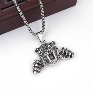 Détail du pendentif tête de tigre avec chaîne en acier inoxydable oxydé pour hommes