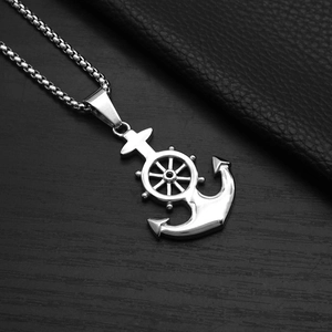 Détail du collier avec pendentif ancre nautique et gouvernail en acier inoxydable poli