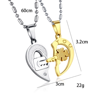 Collier couple cœur et clé puzzle en acier titane poli avec une chaîne de 60cm