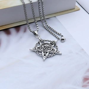 Gros plan du pendentif pentagramme tête de mort vintage avec symboles maçonniques