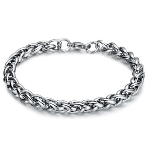 Vue macro du bracelet chaîne en acier inoxydable argenté avec détail de fermoir homard sûr