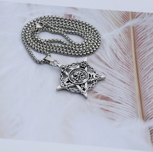 Collier tête de mort gothique argentée avec symboles mystiques et chaîne à billes carrées