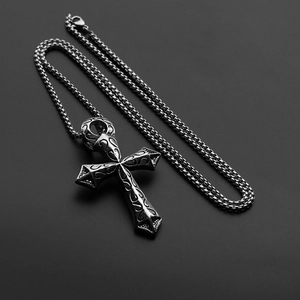 Collier pendentif croix rétro en acier titane avec détails gothiques et chaîne à maillons