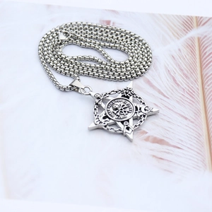Détail macro du pendentif étoile vintage en argent avec crâne et gravure Mors Non Separat