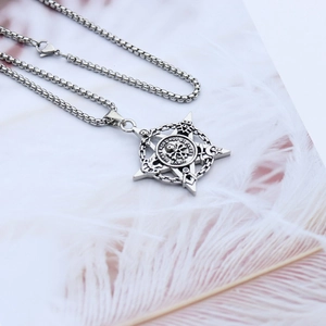 Vue macro d'un pendentif tête de mort vintage avec symboles maçonniques et boussole