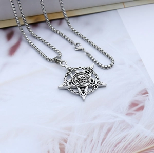 Détail d'un pendentif pentagramme gothique vintage avec crâne et symboles mystiques