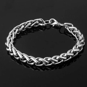 Détail d'un bracelet en acier titane argent mat avec fermoir mousqueton robuste