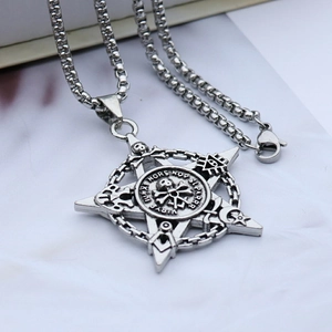 Collier tête de mort vintage avec symboles occultes et chaîne à maillons carrés