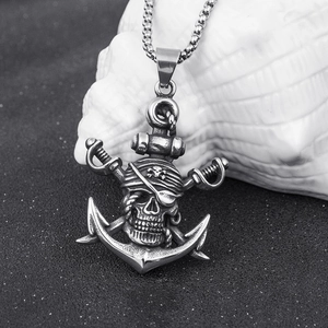 Vue détaillée du pendentif pirate rétro avec crâne, ancre et épées croisées