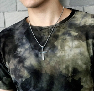 Detailaufnahme der Herren Edelstahl Baseball Kreuzkette mit polierter silberner Kugelkette
