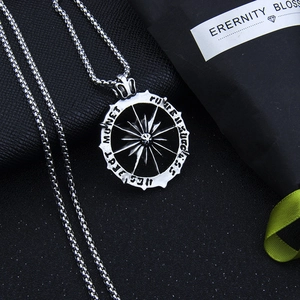 Détail du pendentif boussole solaire en argent vintage avec sa chaîne à maillons