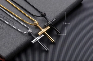 Makroansicht der 53mm Baseball-Kreuz-Anhänger in Silber, Gold und Schwarz aus Edelstahl