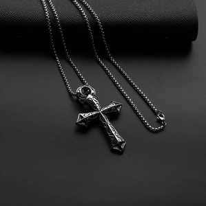 Vue détaillée du pendentif croix gothique avec gravures et chaîne maille vénitienne