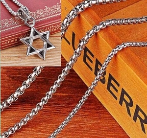 Detaillierte Nahaufnahme eines silbernen Hexagramm-Sternanhängers an einer Edelstahlkette