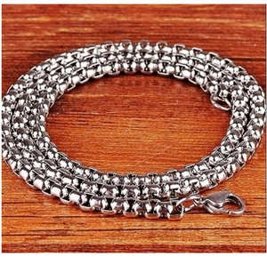 Detailaufnahme einer silbernen Box-Kette aus poliertem Edelstahl mit Karabinerverschluss