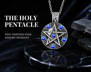 Detail der Vintage-Silber-Pentagramm-Halskette mit blauem Edelstein und Piraten-Totenkopf