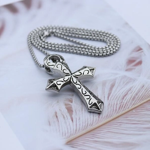 Collier pendentif croix gothique en acier argenté vintage avec gravures détaillées
