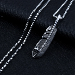 Retro feather pendant necklace in silver-gray metal with detailed hawk pattern