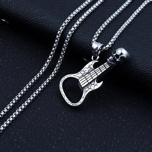 Détail d'un collier pendentif guitare tête de mort argentée avec fonction ouvre-bouteille