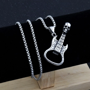 Vue macro du pendentif guitare tête de mort rétro avec décapsuleur et chaîne box