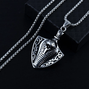 Vue détaillée d'un pendentif bouclier cobra en argent sur une chaîne en boîte pour homme