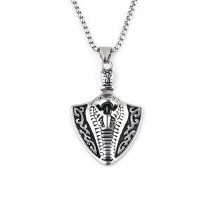 Vue détaillée du pendentif bouclier cobra punk rétro avec finition métallique texturée
