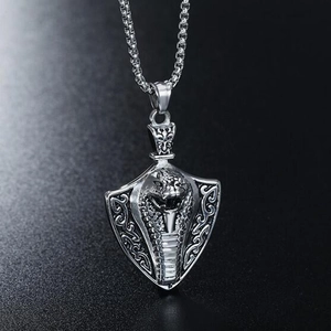 Pendentif bouclier cobra égyptien vintage en acier inoxydable argenté pour homme